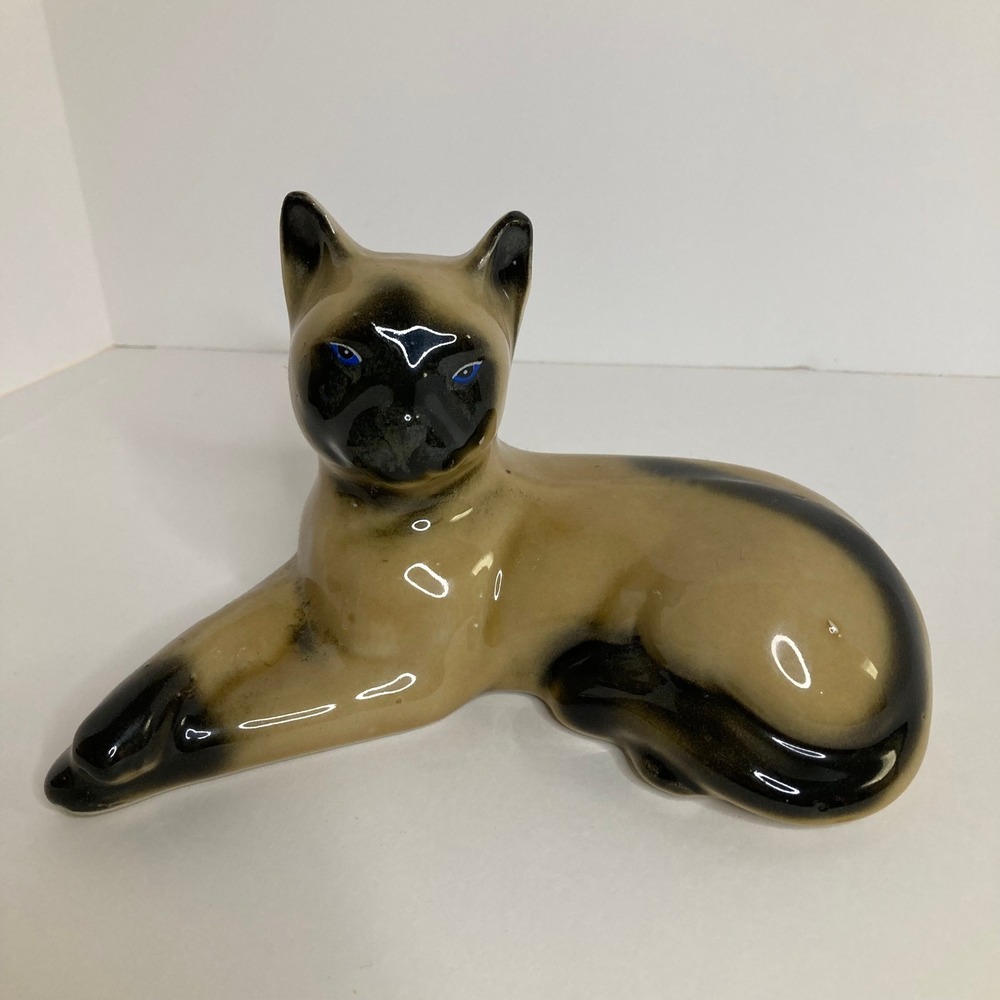 Vintage Ceramic Siamese Cat Figurine Blue Eyes 4.5‎ x 7.5 Made in Brazil 4056
